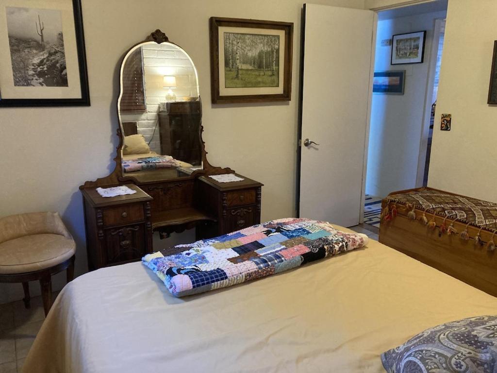 Casa Azul - Cute Centrally Located Adobe With Large Fenced Outdoor Living For Pets And Adults, Non-Smoking Tucson Eksteriør billede